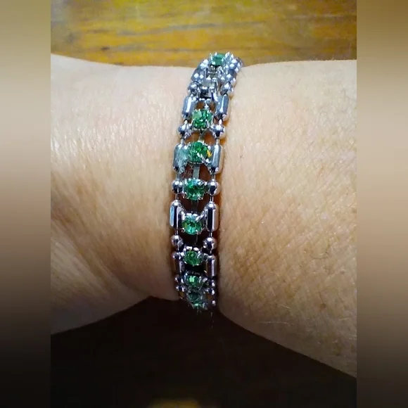 Two Sparkling Bracelets, Stretch & Clasp, Green & Clear Stones, Appear V… - Picture 9 of 10